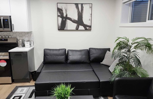 Cozy Super Luxury Legal Suite.20 minutes to the airport.