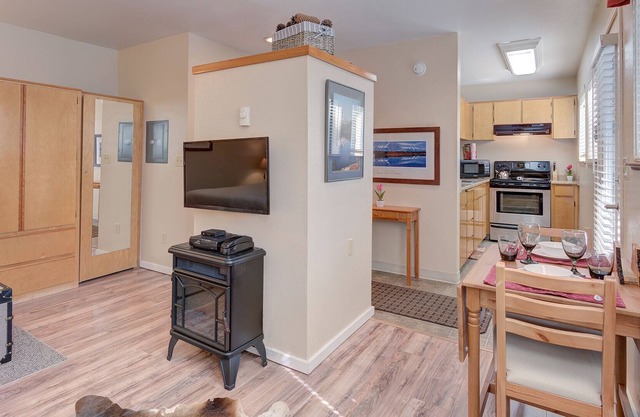 Cozy sweetheart condo w/ fireplace. Perfect for a Sunriver getaway!