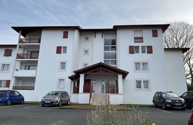 Cozy T2 Near Center and Thermal Baths with Terrace, Parking, and Wi-Fi