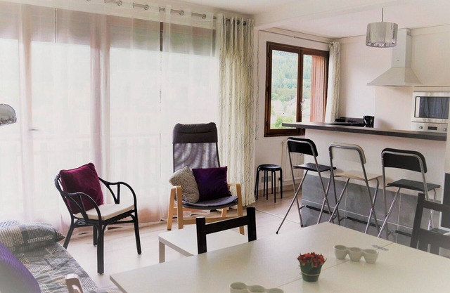Cozy T3 in Barcelonnette Center - Renovated, Sleeps 6, Balcony, Lift, Prime Location