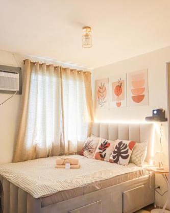 Cozy Three-Bedroom Staycation House with Netflix, Wi-Fi, and Free Parking Garage near SM Caloocan