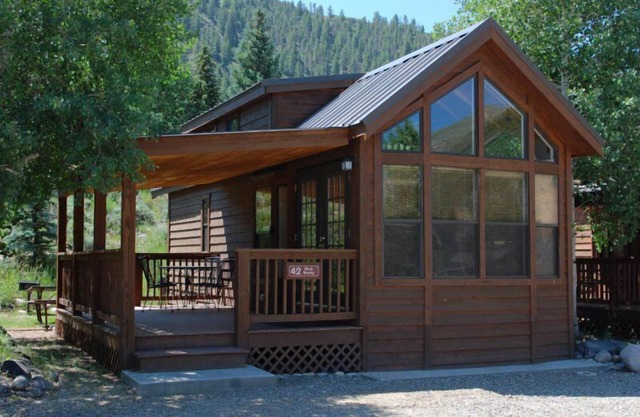 Cozy "Tiny Home" style Cabin Perfect for Couples and Families