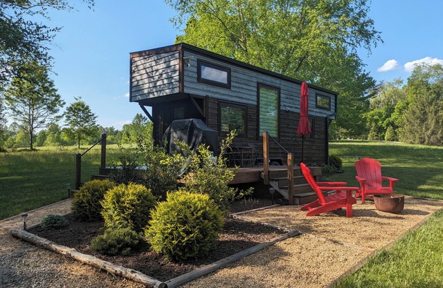 Cozy tiny home w/lofted king bed, outdoor oasis and 5-15m to local activities