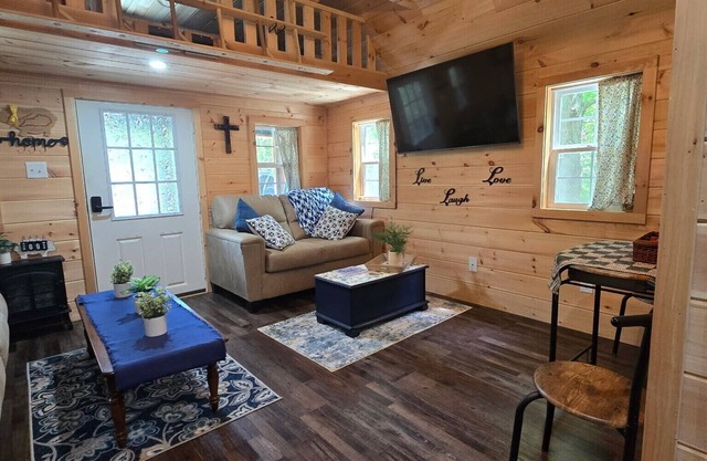 Cozy tiny house near Lake Barkley with fire pit, grill, & lake five minutes away