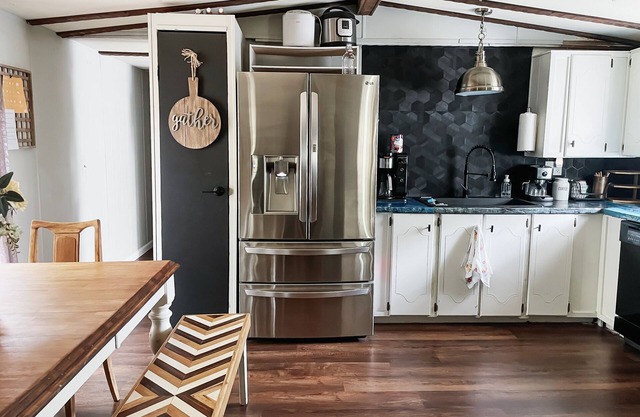 Cozy two bedroom newly renovated with screened in porch -great for families!