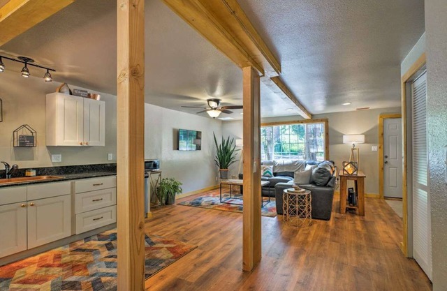 Cozy up at this highly rated, charming mountain cabin in Chipita Park.