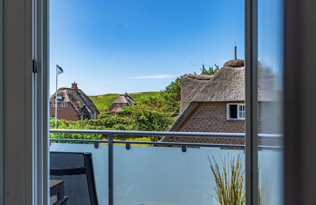 Cozy vacation apartment for max. 2 persons with balcony and view of the dunes.