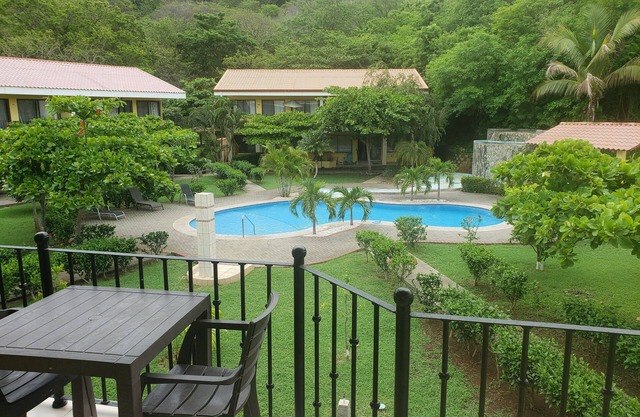 Cozy Vibe, newly renovated 2 BDR condo - 5 minutes to the beach!