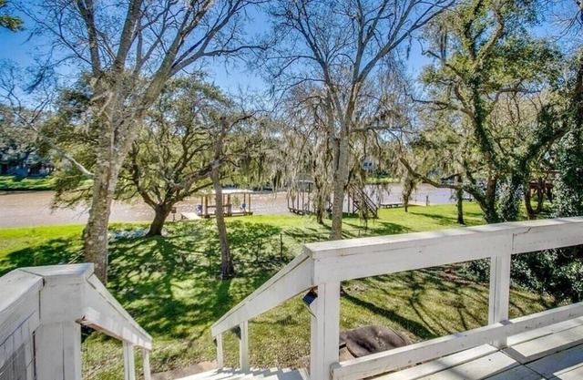 Cozy Waterfront Cottage on Caney Creek