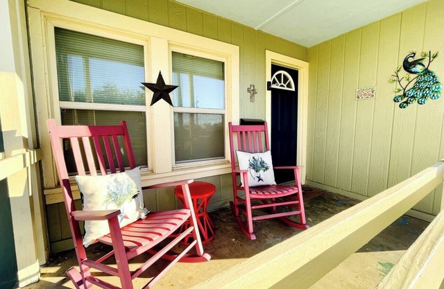 Cozy West TX Hideaway (3 TVs | pet friendly)