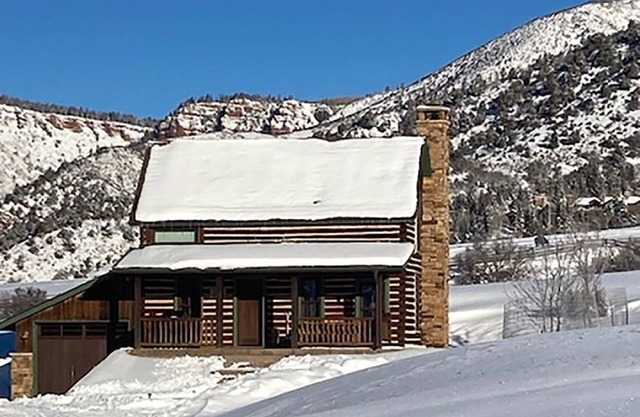 Cozy Winter Cabin Getaway | Near Aspen & Snowmass | Wood Stove, Stunning Views, Garage