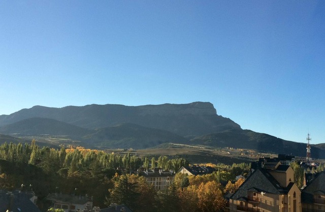 Cozy with exceptional views and dishwasher