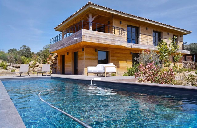 Cozy wooden villa, with pool, sea view, close to beaches