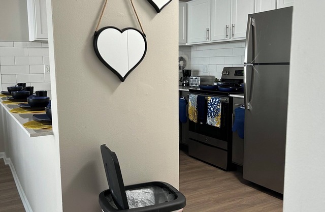 Cozy1 BDRM apartment Located In The Heart Of Downtown Oak Park by Glow & Explore