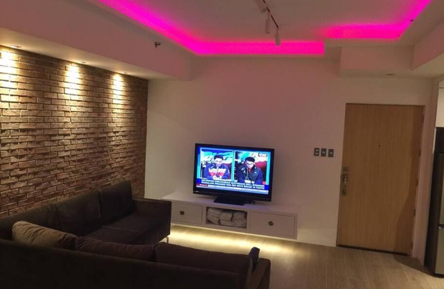 Cozy60sqm 1BR balcony/prking/Wifi/Ntflix near Mall