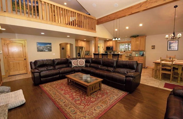 CozyPines - Hot Tub, Pet-Friendly, WiFi, Fireplace
