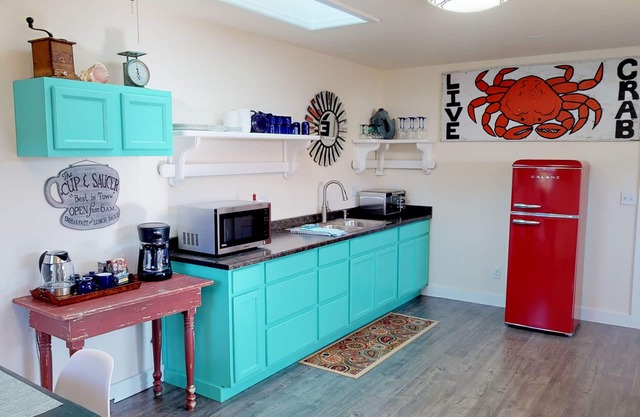 Crabber's Cottage - Walk to Beach, In Town, Comfortable