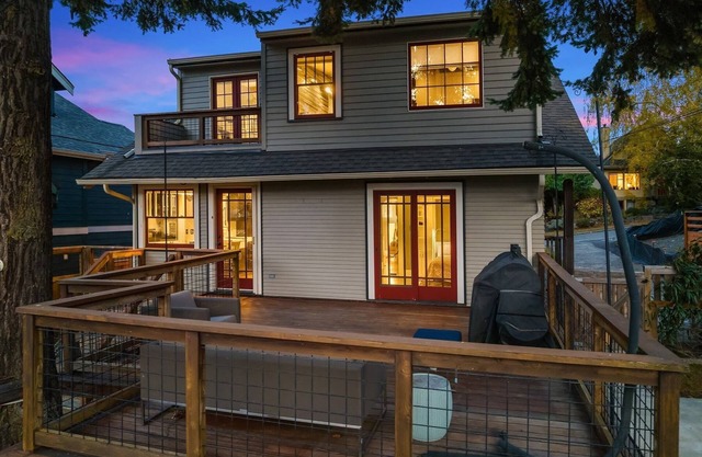 Craftsman Charm & Stunning Views: Your Queen Anne Remodeled Getaway