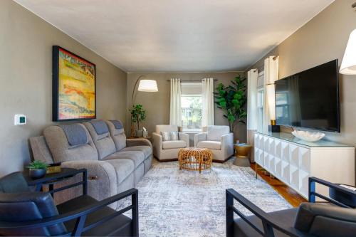 Crane Haven - Fresh Boutique Stay, Cozy Inside & Out