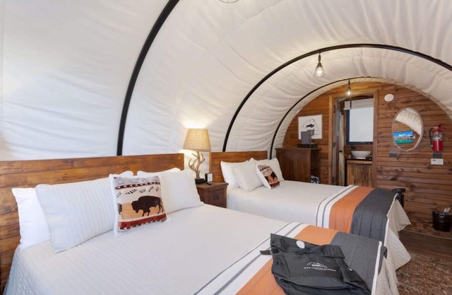 Crazy Horse Wagon #27 w/2 Queen Beds Gas BBQ grill and Gas fire pit