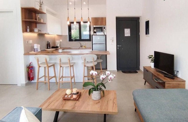 Cream Cozy Getaway - 3 Pearls Pool Retreat