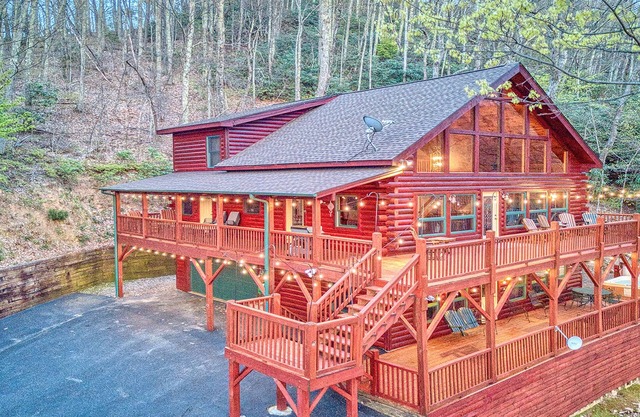 Creek'nWoods IV -Views-Decks-waterfall-sleeps 14