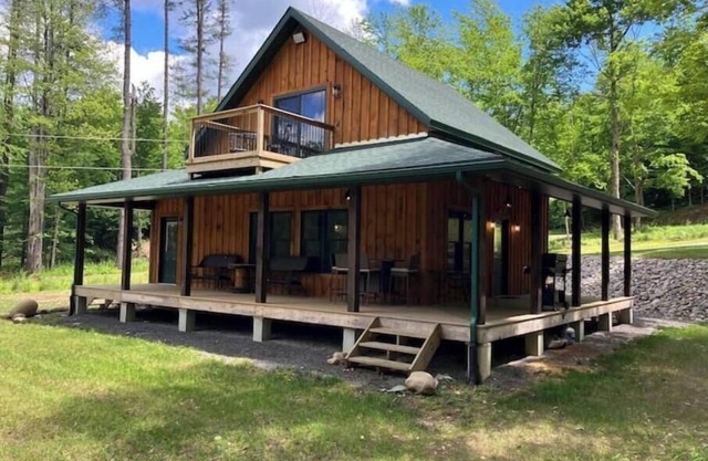 Creekside Cabin with Lake Access , Brand new build !