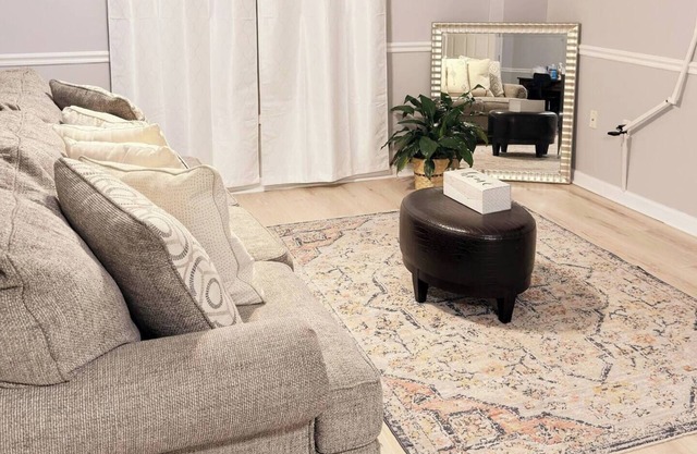 Creekside Retreat cozy studio with fitness center in charming Stockbridge