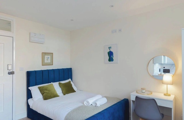 Crendon House Cosy Studio - Sleeps 2 & Kitchen