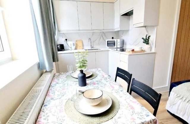 Crendon House Cosy Studio - Sleeps 2 & Kitchen