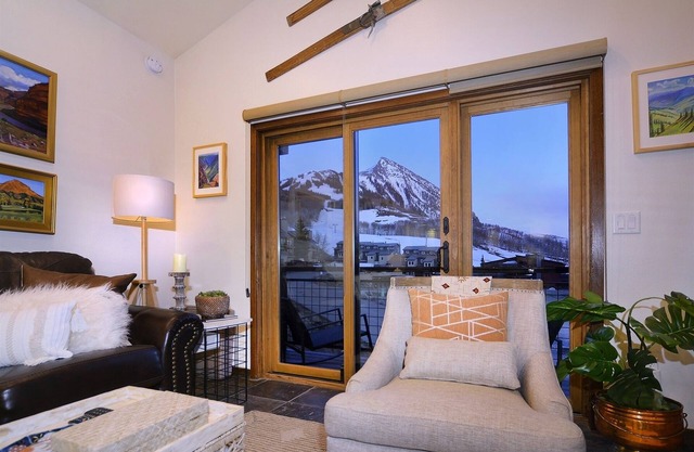 Crested Mountain North J6/Only a 70 Yard Walk to Skiing! Great Views! Hot Tub!