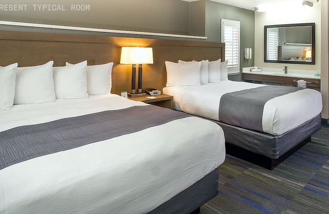 Crestview | Tasteful Room + Business Center