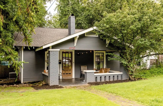 Crestwood Bungalow- Pet friendly w/heated POOL