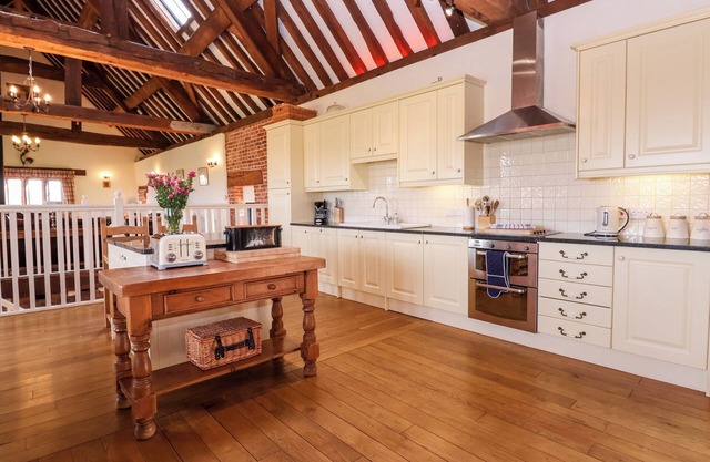 CROMWELLS MANOR, pet friendly, character holiday cottage in Bunbury