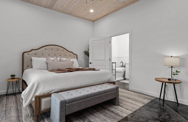 Cross Mountain Bridal Cottage | Romantic Tub, Walk-In Shower & Pond Views