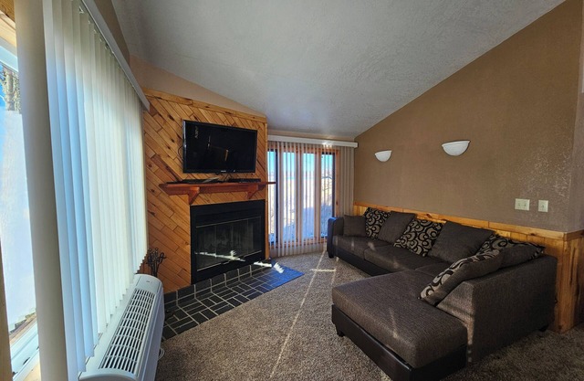 Crow Crest Lodge Resort #1 Waters Edge, Stunning Sunsets, Family Getaway