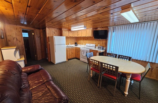 Crow Crest Lodge Resort #5 Waters Edge, Stunning Sunsets, Family Getaway