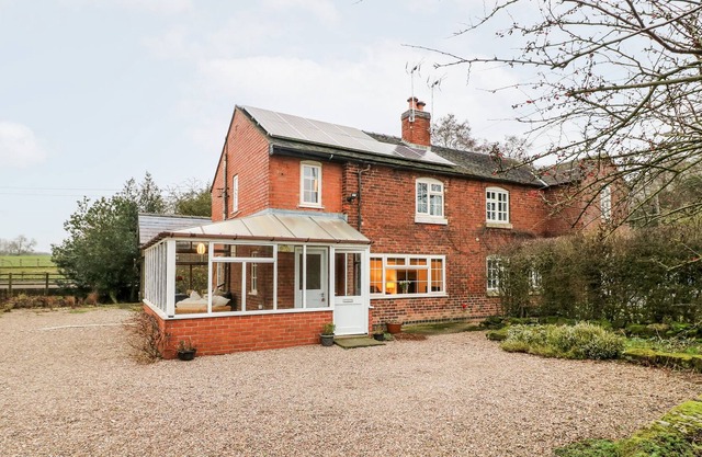 CULLAND COTTAGES WEST, pet friendly, with open fire in Brailsford