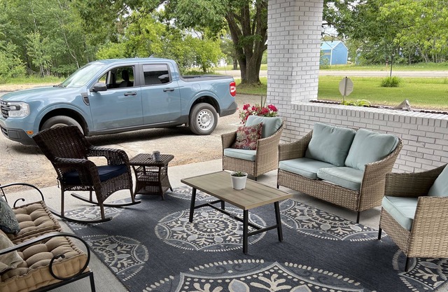 Custom built in Queen day bed room. Stylish high end bedding & mattresses.