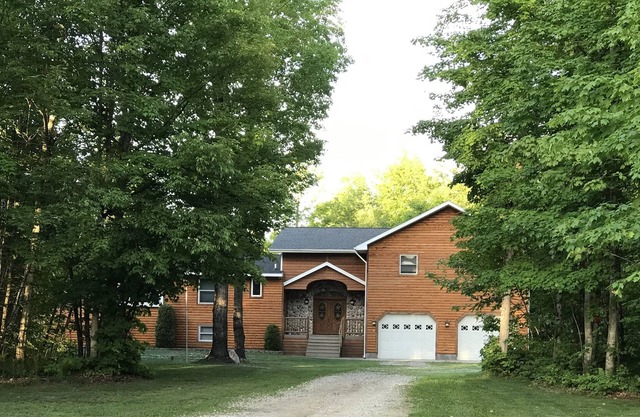 Custom log home w/Game Rm, fire place. Bar,Weight Rm!, wifi, close to Pic Rocks!