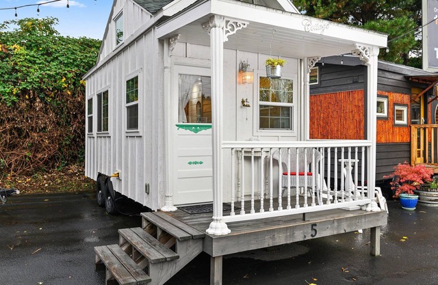 ❤️Custom Tiny w/ Cottage Vibes, Firepit, Kitchen, Next to PDX's Best Eats✨