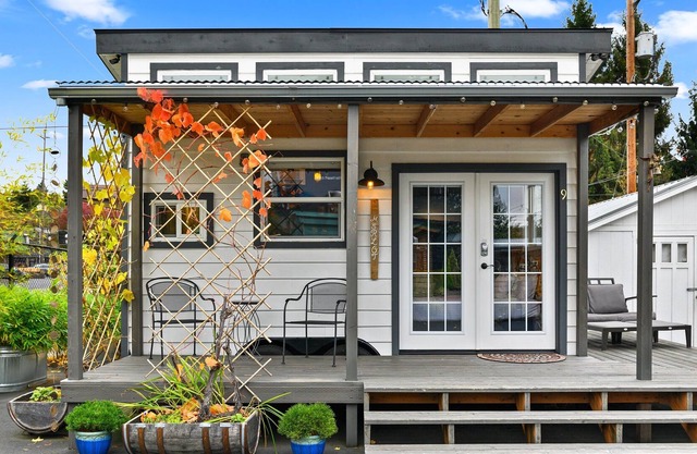 ❤️Custom Tiny w/ Vineyard Vibes, Firepit, Kitchen, Next to PDX's Best Eat✨