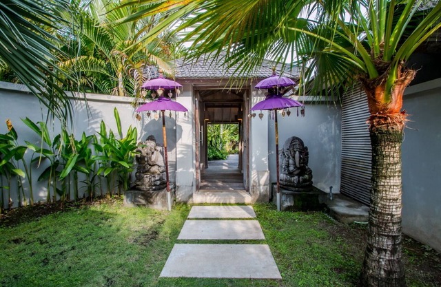 CUTE 3BR Villa, W/Feature Gardens & Pool - By The Beach, Seminyak!