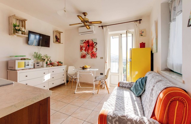 Cute apartment whit balcony.