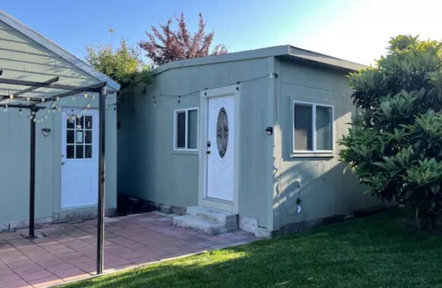 Cute backyard 1B1B ADU in a convenient location
