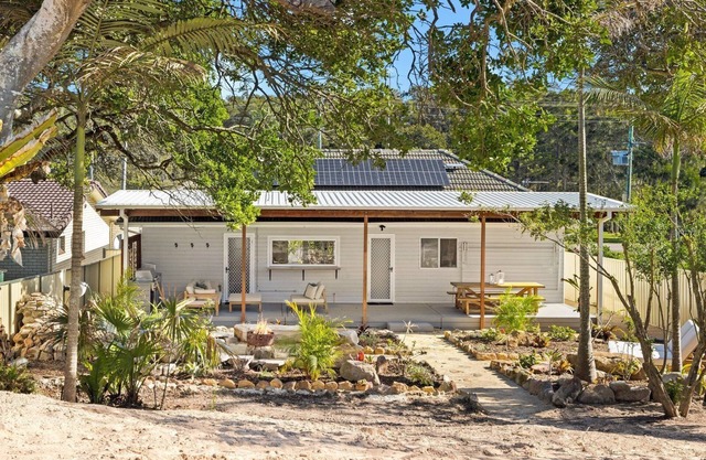 Cute Beach Cottage - Absolute Beach Front.