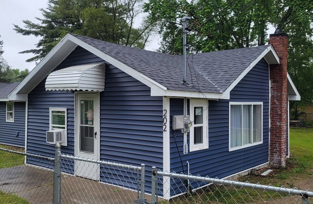 Cute cabin located in the Houghton Lake area.