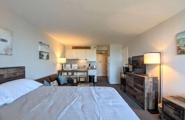 Cute Cedar Lodge Studio with Balcony & Lake Views!