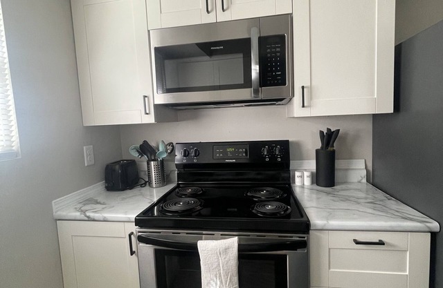 Cute & Cozy 1-bedroom apartment with balcony in Overland Park