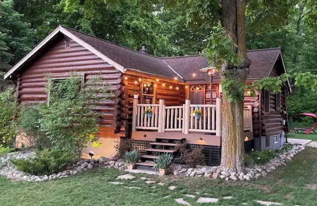 Cute Log Cabin! Fall Color Dates Open! Hot Tub! Walloon Lake! Waterpark!